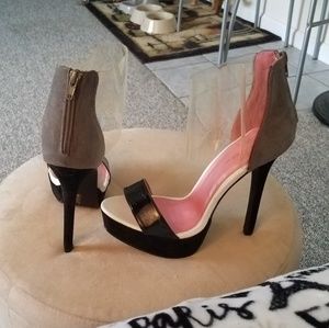 Color blocked platform heel.